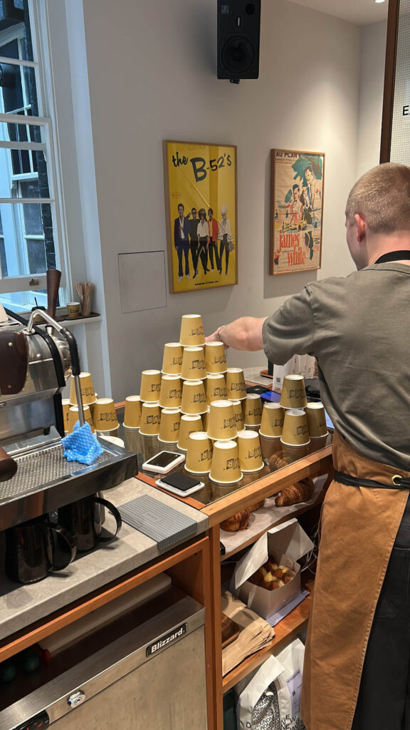 ロンドンのカフェでバリスタ